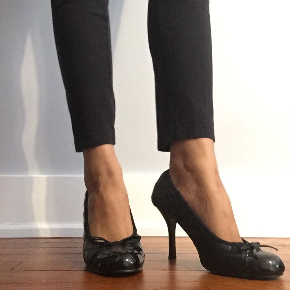 Black quilted high heels with bow